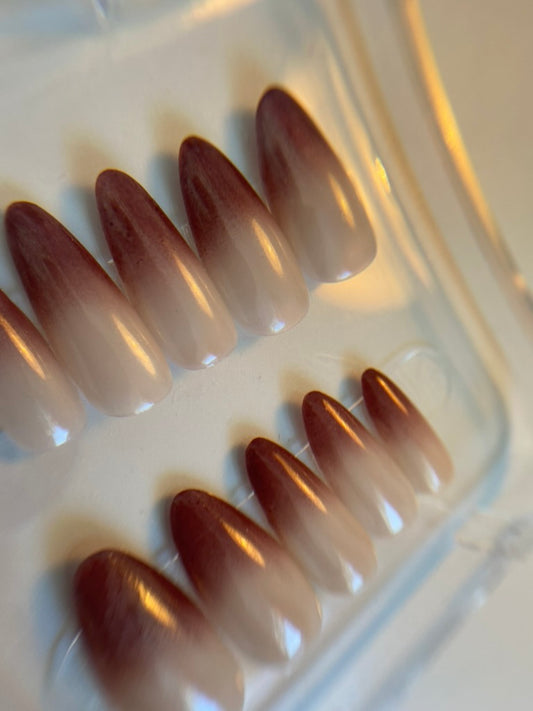 Capsules press-on nails faites main design minimaliste Babyboomer Brown – 777 Nails Art