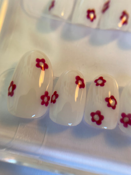 Capsules press-on nails faites main design minimaliste petites fleurs – 777 Nails Art